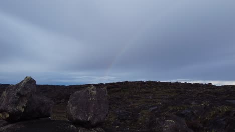 Drohne-Fliegt-In-Der-Felsigen-Landschaft-Eines-Anderen-Planeten-Mit-Regenbogenhintergrund-In-Venezuela