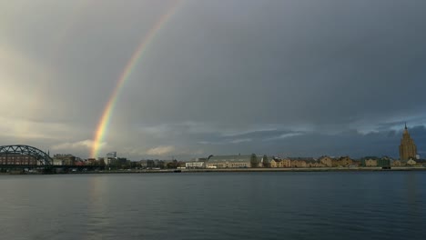 Vista-De-La-Ciudad-Desde-El-Otro-Lado-Del-Río-Y-El-Arco-Iris-En-El-Fondo