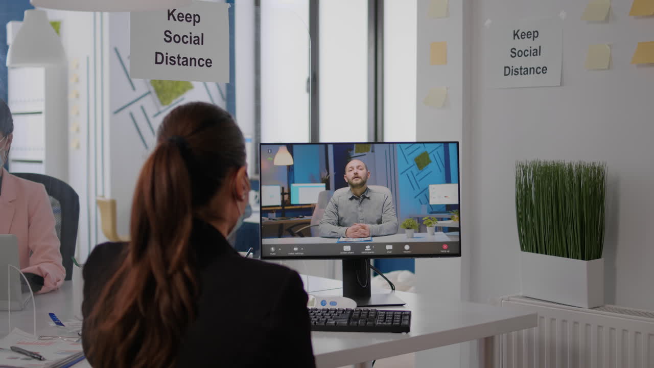 얼굴 마스크를 쓴 사업가 여성이 비디오 통화 컨퍼런스에서 논쟁을 벌이고 있는 모습