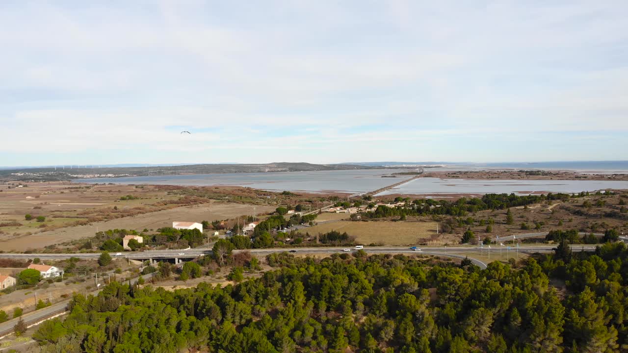 antena: carretera principal con poco tráfico en el sur de francia con el mar mediterráneo al fondo