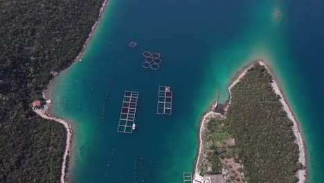 Vista-Aérea-De-Una-Bahía-Con-Piscifactoría-En-El-Mar-Mediterráneo