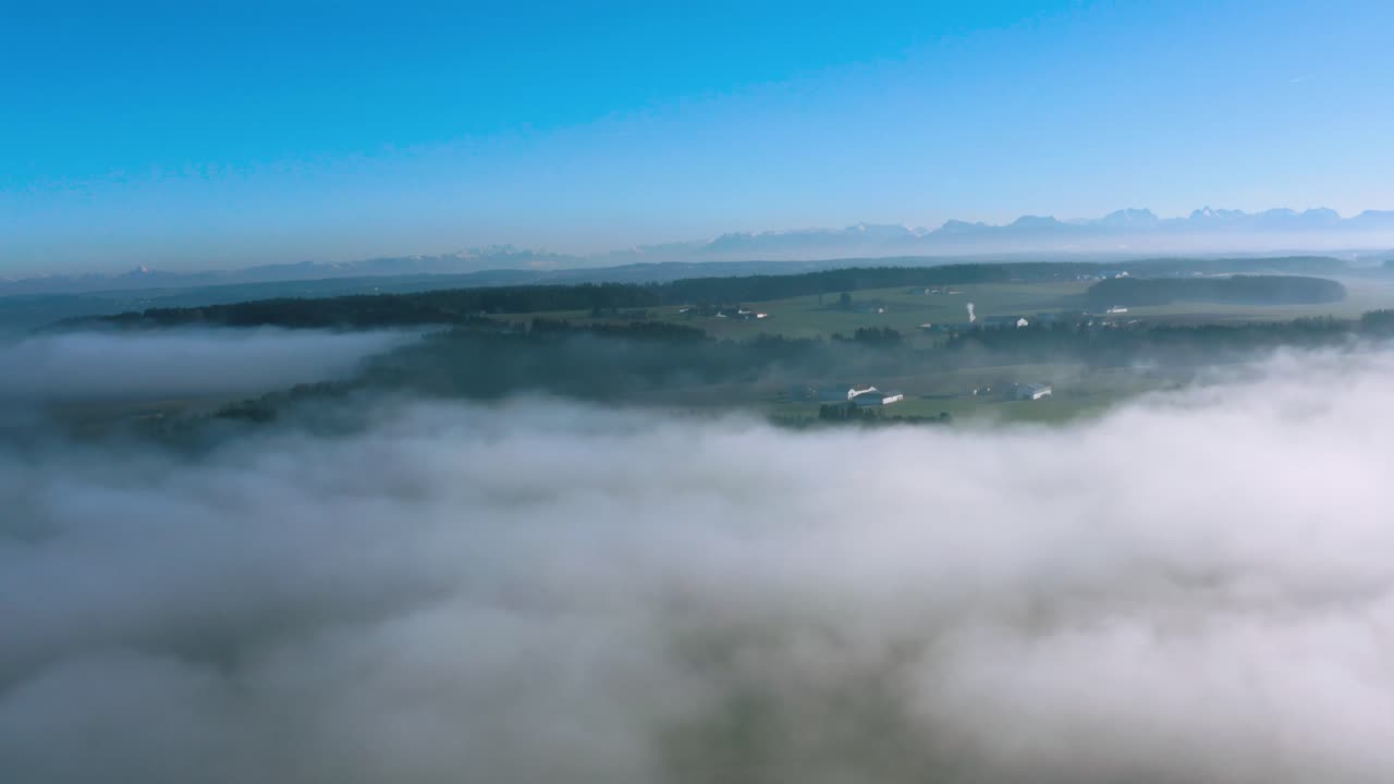 imágenes anamórficas de drones aéreos de 4k de volar a través de las nubes y la niebla en baviera, alemania del sur, cerca de las montañas como mirar desde un avión