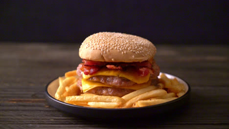 Schweinefleisch-Hamburger-Oder-Schweinefleisch-Burger-Mit-Käse,-Speck-Und-Pommes-Frites