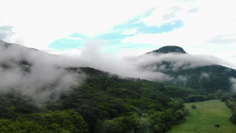 Bosque-Brumoso-En-Colinas-Densas-En-Bulgaria---Retirada-De-Drones