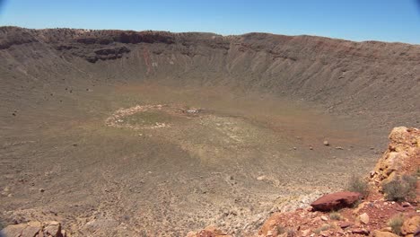 una cacerola a través del cráter de meteorito arizona