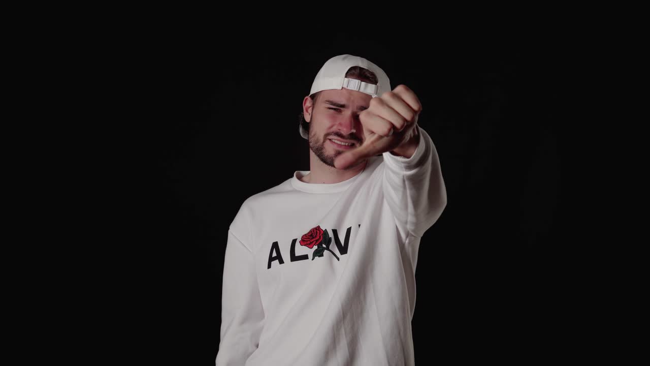 hombre de moda de los años 20 que no está seguro del gesto del pulgar hacia arriba y hacia abajo, ancho, fondo negro