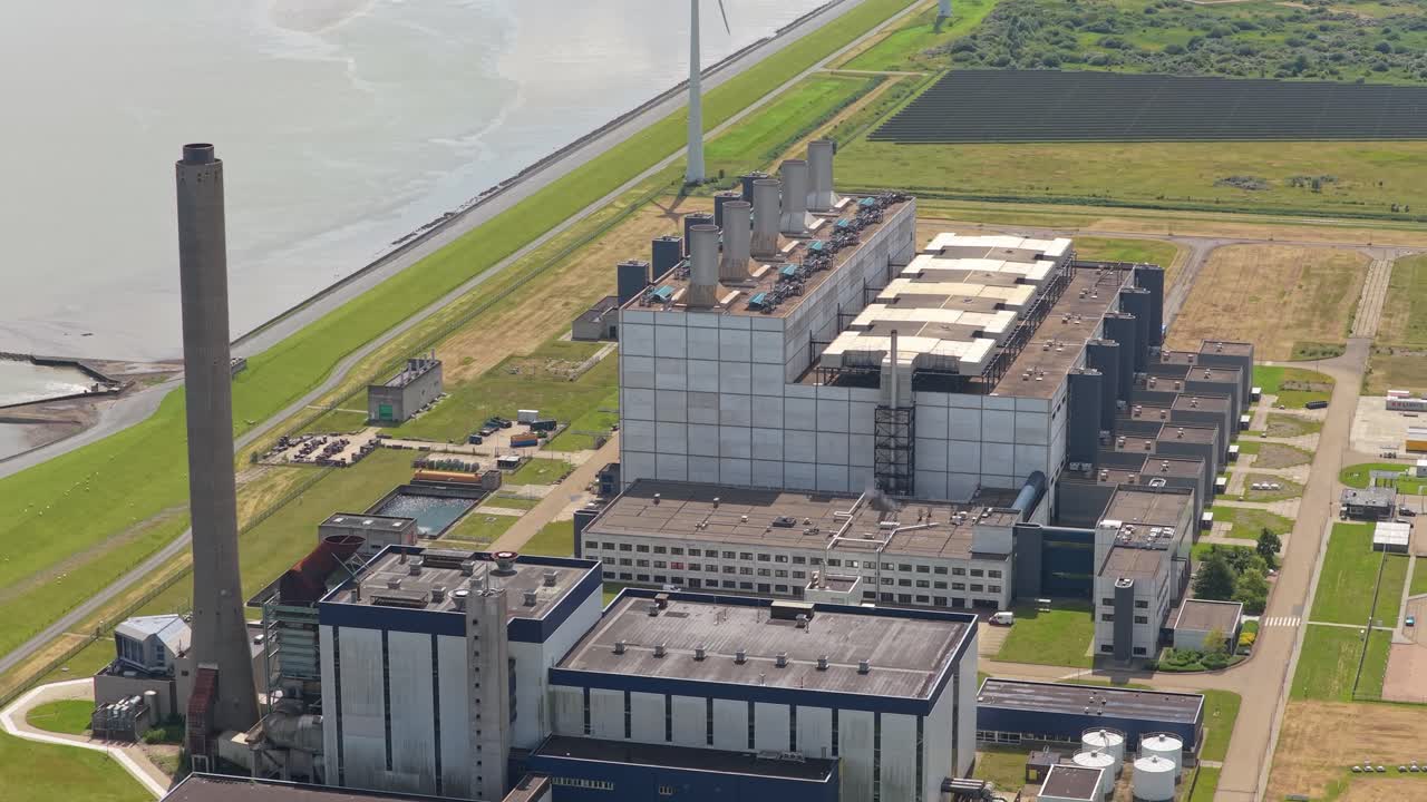 Centrale elettrica industriale nel porto di Eemshaven ripresa da una veduta aerea con drone.
