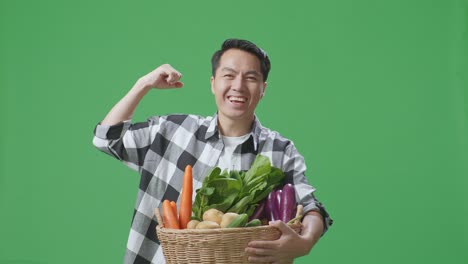 un granjero feliz con verduras frescas.