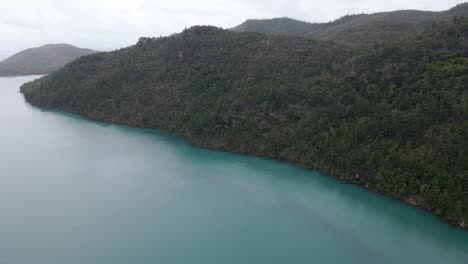 Exuberante-Vegetación-En-La-Isla-Montañosa-Con-Aguas-Turquesas-De-La-Entrada-De-Nara