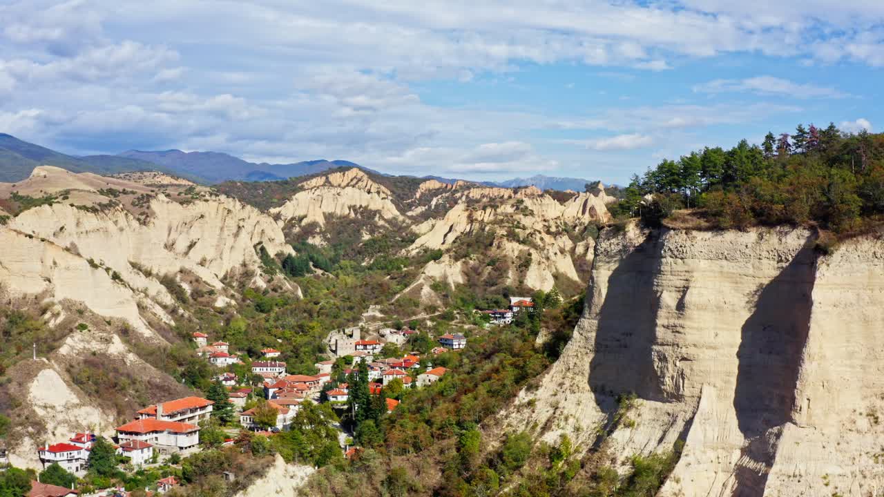 la atracción aérea revela sobre la ciudad búlgara de melnik un paisaje montañoso único