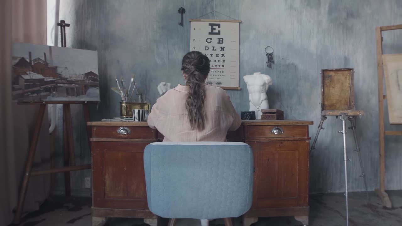 스튜디오에서 일하는 예술가