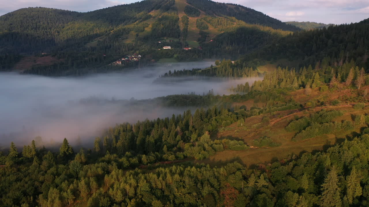 paisaje de valle de montaña con niebla