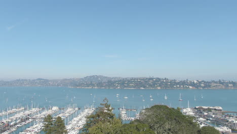 vuelo de drones de 4k sobre el centro de sausalito y marina en el norte de california