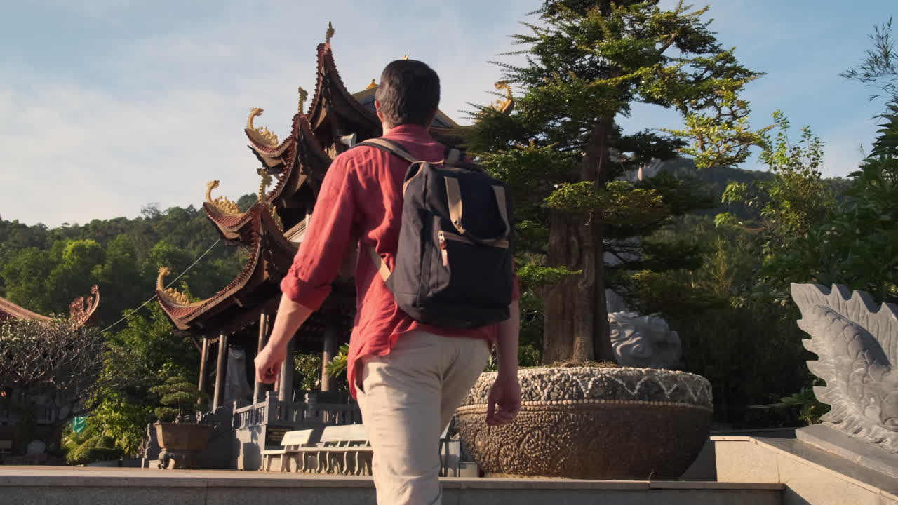 turista visitando una pagoda en asia