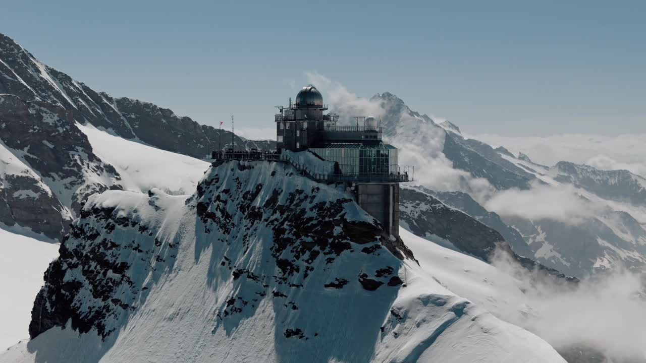 disparo en círculo ascendente revelando los picos de jungfraujoch y suiza