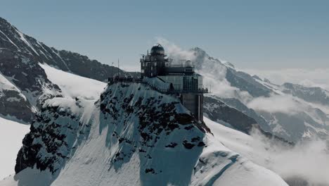 Aufsteigende-Kreisaufnahme,-Die-Das-Jungfraujoch-Und-Die-Schweizer-Gipfel-Zeigt