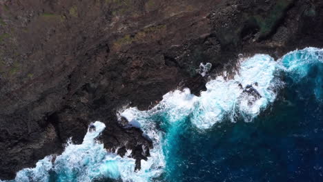 Impresionante-Toma-Aérea-De-Arriba-Hacia-Abajo-Frente-A-La-Costa-En-La-Isla-De-Oahu,-Hawai