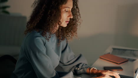 mujer de negocios, portátil o trabajando en la oficina nocturna