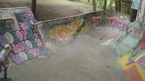 Kaukasische-Jungen,-Die-Im-Park-Skateboard-Fahren.