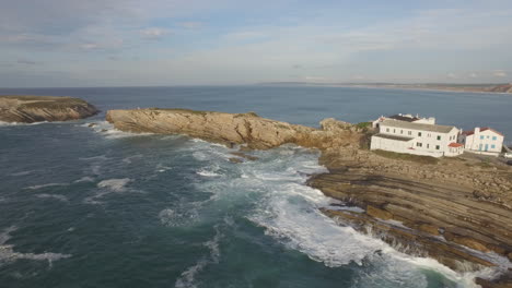 toma lateral de la hermosa isla de baleal en peniche, portugal