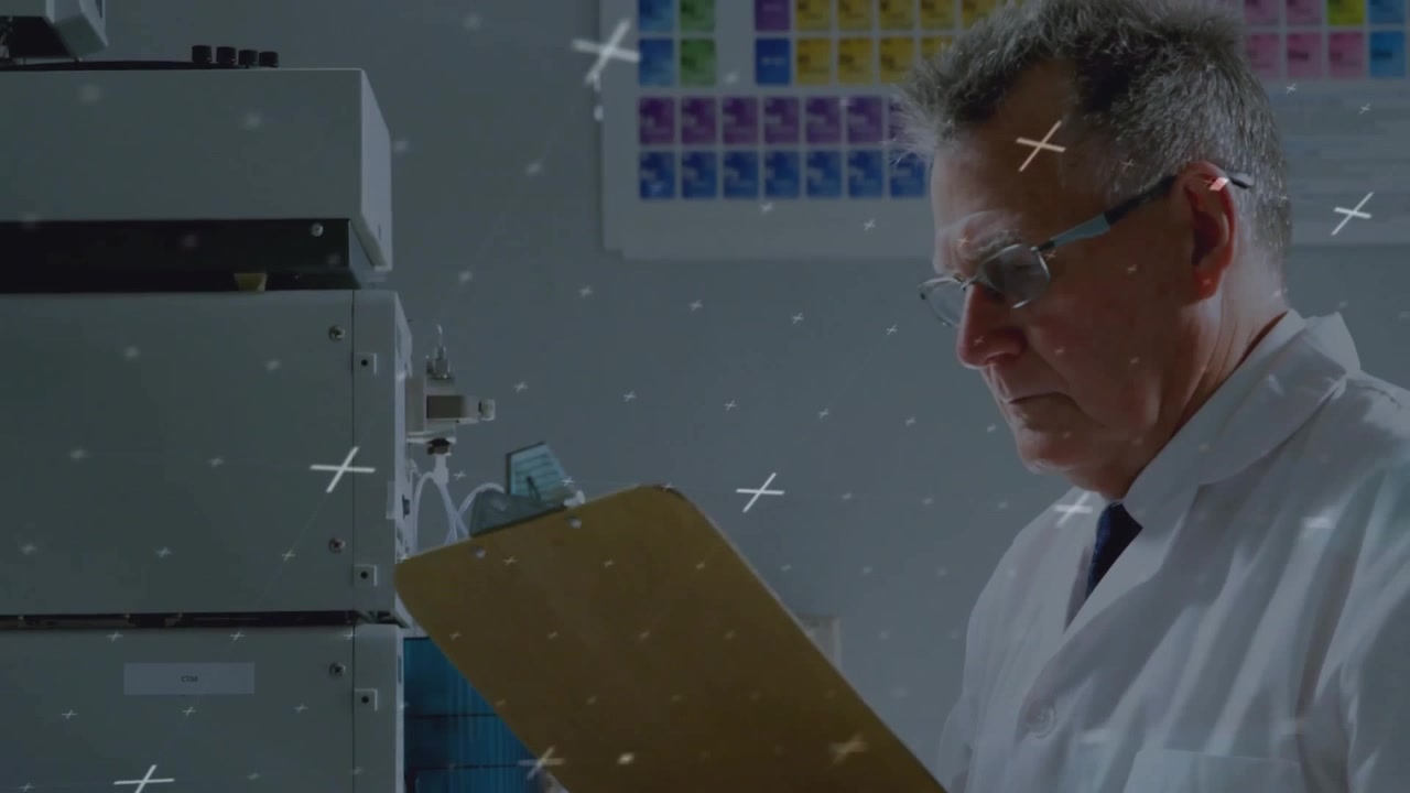 Scienziato che verifica i dati sugli appunti in un laboratorio di chimica, regolando una manopola, premendo un pulsante e monitorando un display