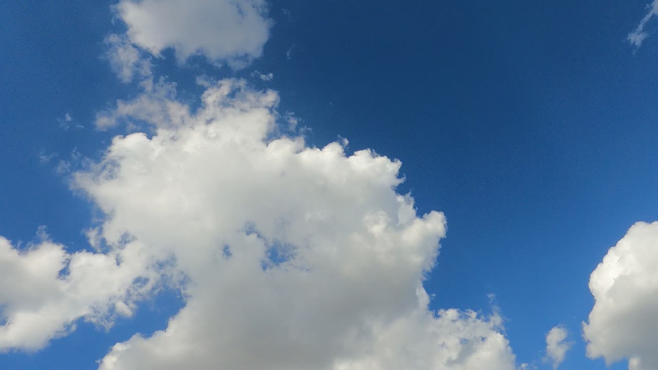 파란 하늘을 배경으로 움직이는 클라우드 타임 스