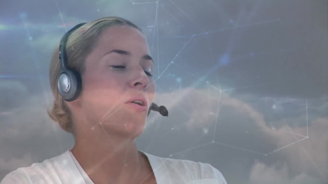 animación de la red de conexiones a través de una mujer de negocios usando auriculares telefónicos