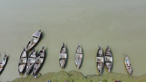 Auf-Dem-Fluss-Liegen-Zahlreiche-Boote-Vor-Anker