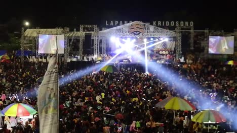 Multitud-De-Ciudadanos-En-El-Carnaval-Por-La-Noche-Celebra-El-Aniversario-De-La-Ciudad