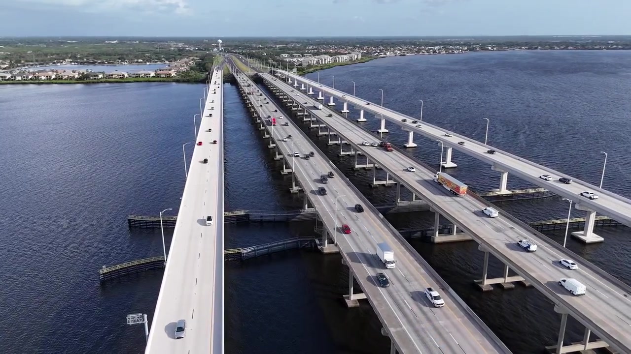 Pemandangan udara jalan tol I75 lalu lintas arah selatan dan utara di atas Sungai Manatee, Bradenton, Florida.