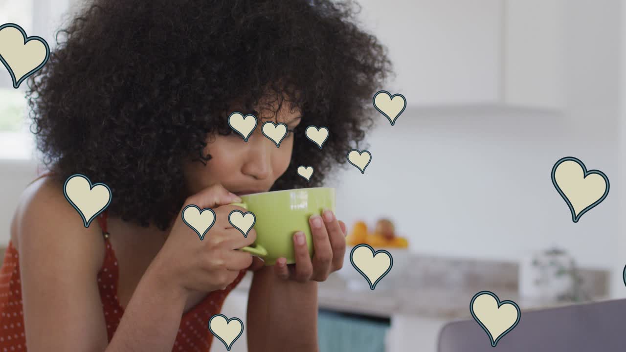 animación de los iconos del corazón de las redes sociales sobre una mujer biracial bebiendo café