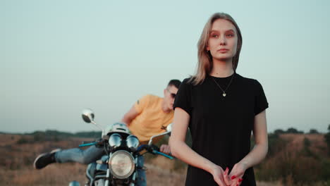 hombre y mujer en moto 1