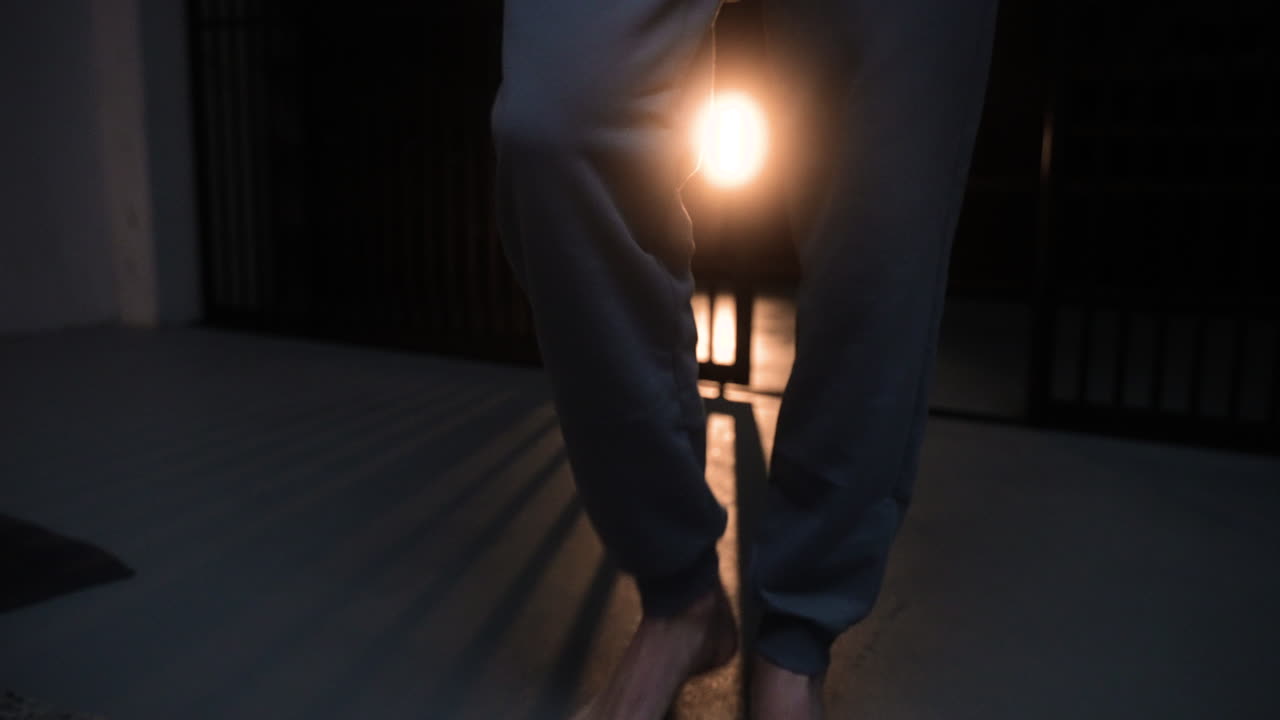 坐在床上的男人