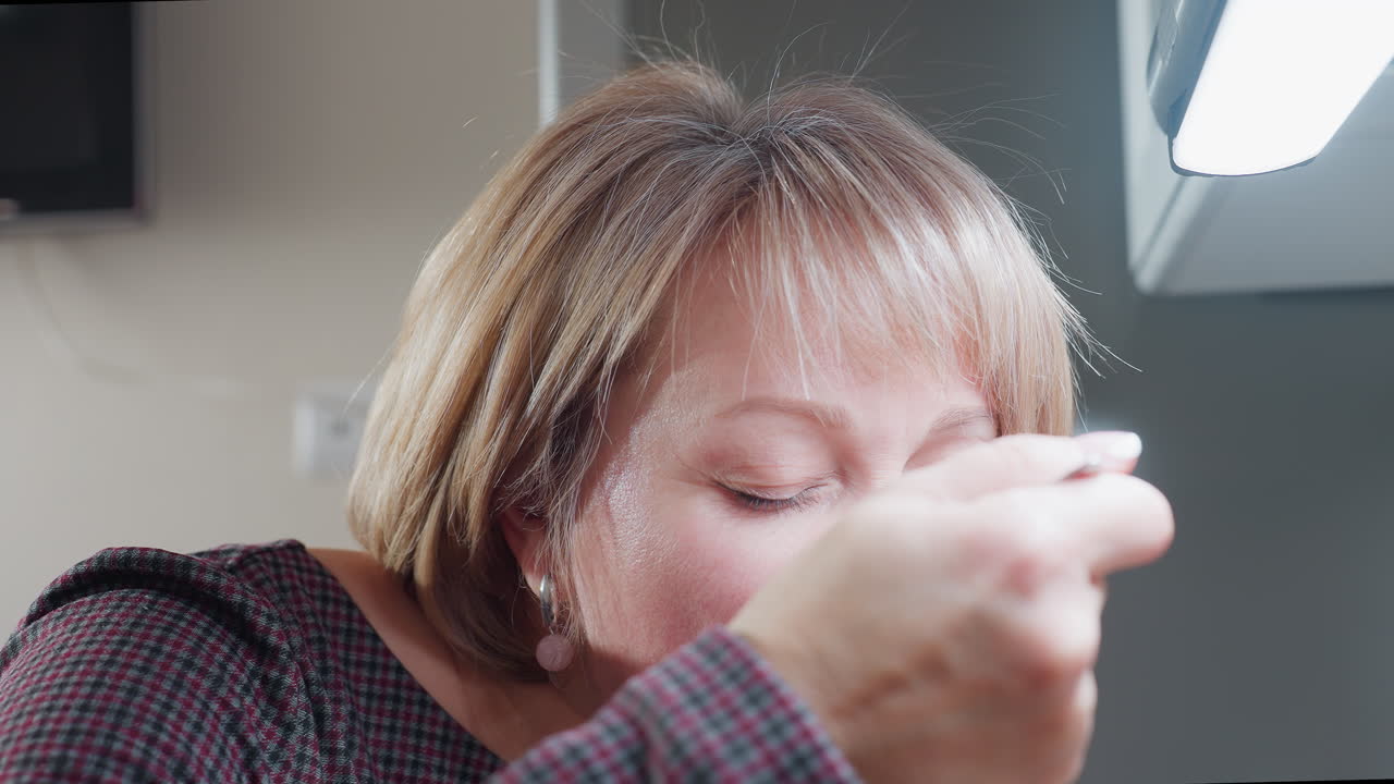 primer plano de una mujer degustando una comida recién preparada bajo la luz brillante de la cocina, expresión enfocada mientras evalúa el sabor, sosteniendo la cuchara cerca de los labios, atmósfera de cocina doméstica cálida con iluminación suave