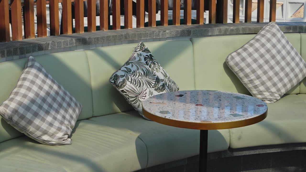 휴식을 취하고 앉을 수 있는 라운지 의자 가 있는 옥상 바