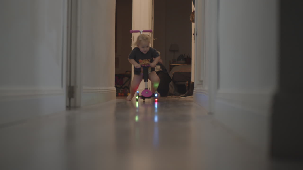 홈 레이싱을 즐기는 아이