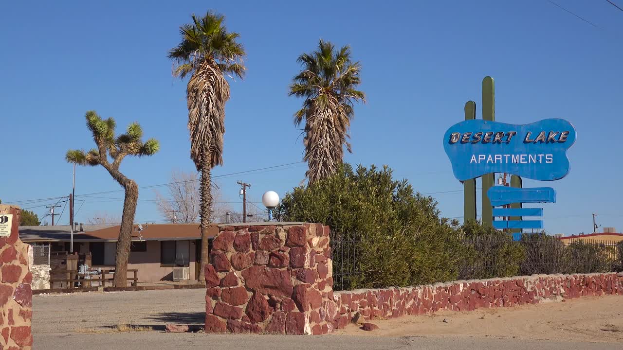 Un vecchio motel stradale nel deserto con palme