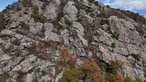 Una-Vista-Aérea-De-La-Cara-De-La-Montaña-En-El-Norte-Del-Estado-De-Nueva-York-En-El-Otoño