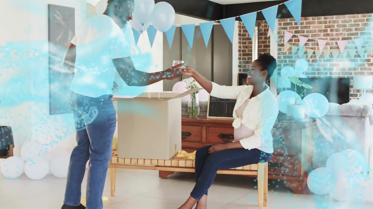 Hombre entregando un vaso a una mujer sentada, luego abriendo una caja y desempacando globos bajo un tono azul para eventos.