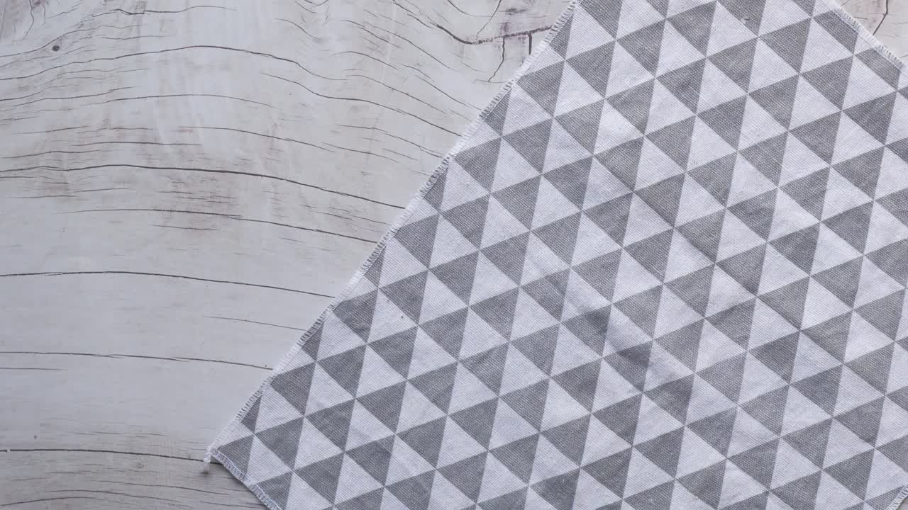 cuenco de mano de sopa de verduras mezcladas con camarones