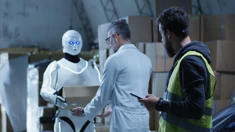 robot colabora con los trabajadores en un almacén