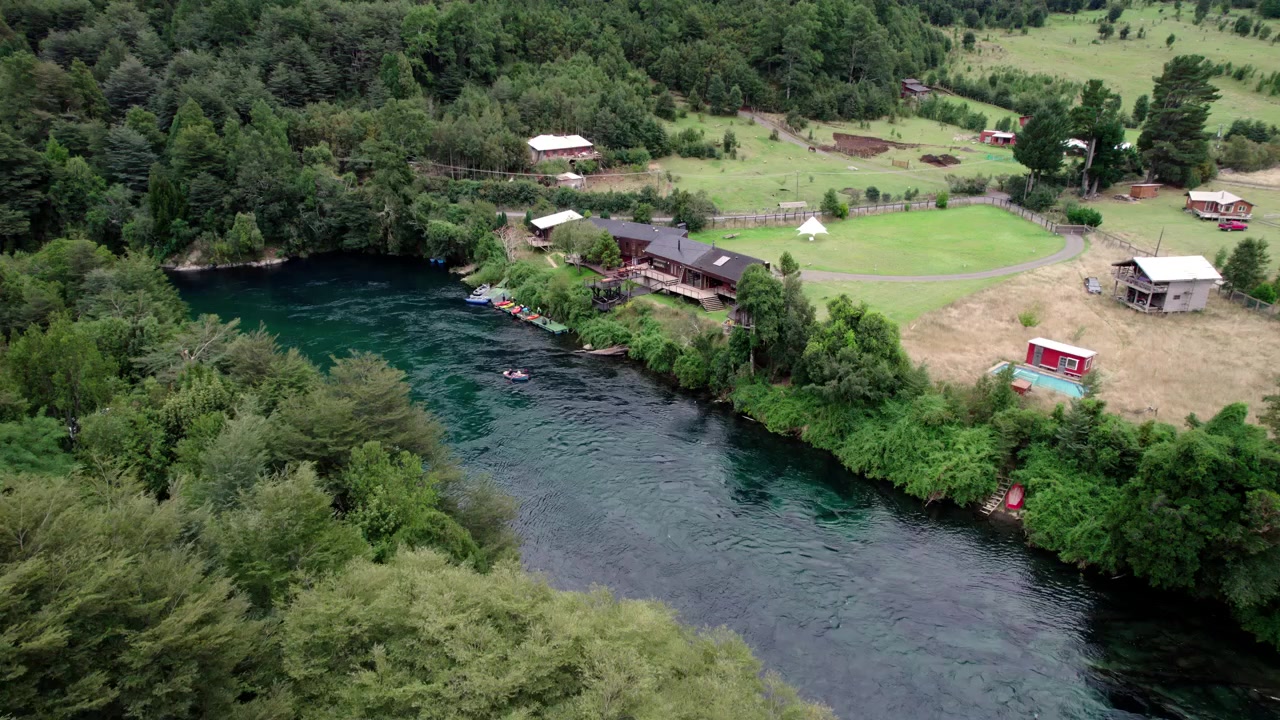 Kayaker che scaricano i loro kayak dal fiume in un lodge moderno.