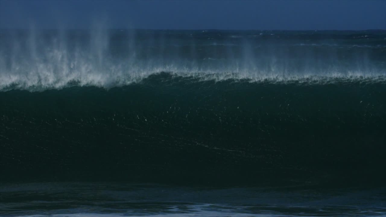 ola de mar rompedor estrellándose hacia la orilla, cámara lenta en el ciclón oma