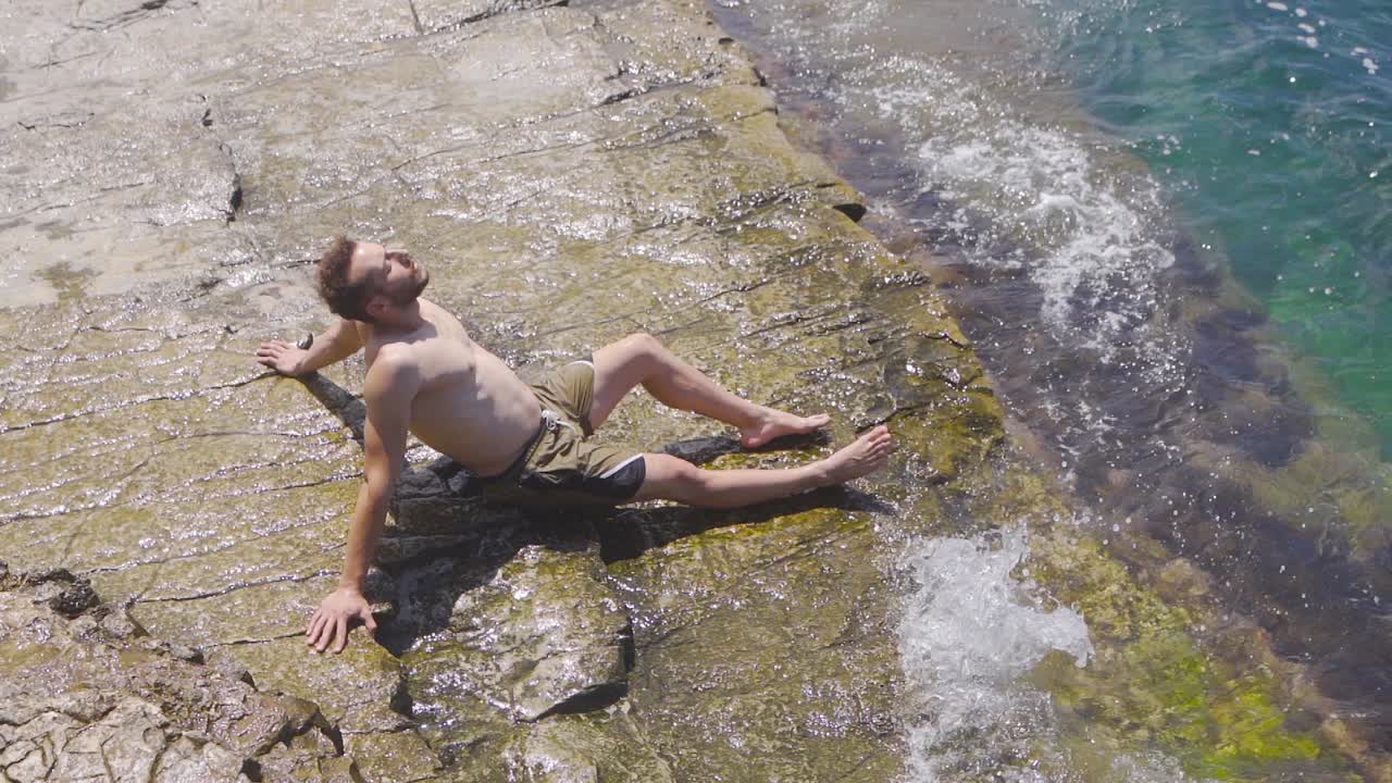 바 ⁇ 가에 있는 근육질의 잘생긴 모델 남자