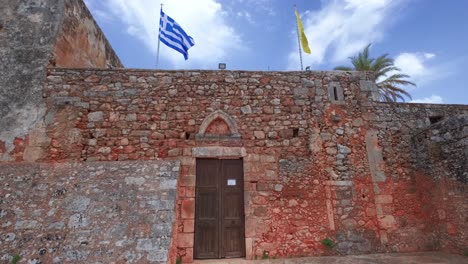 entrada al monasterio, con banderas ondeando en la parte superior