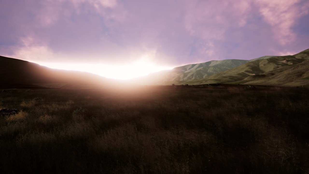 paisaje aéreo de colinas verdes en la niebla