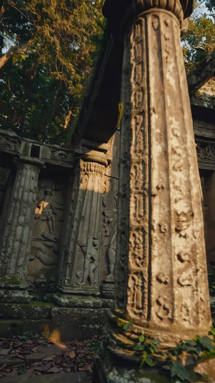 Antiche rovine in pietra con intagli intricati, riprese dal basso.