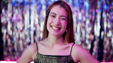 mujer feliz en una fiesta