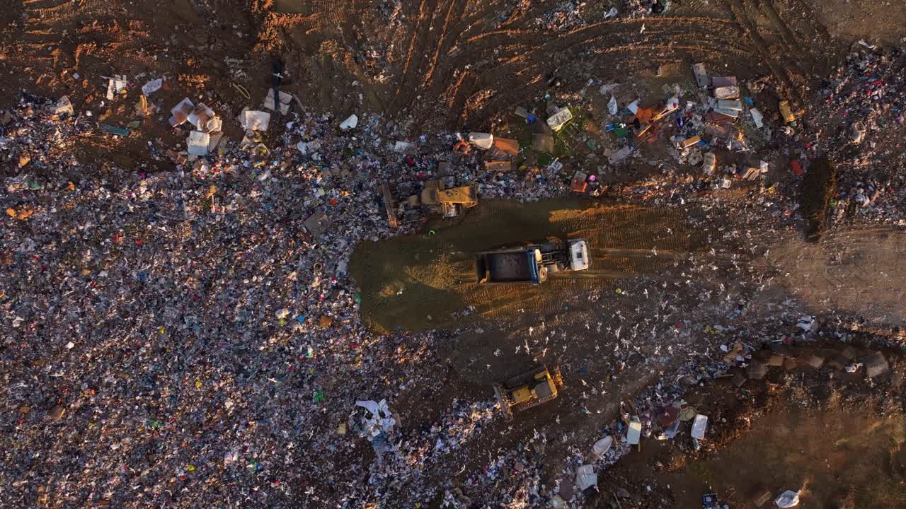 Ripresa aerea di una discarica circondata da uccelli spazzini, Tirana