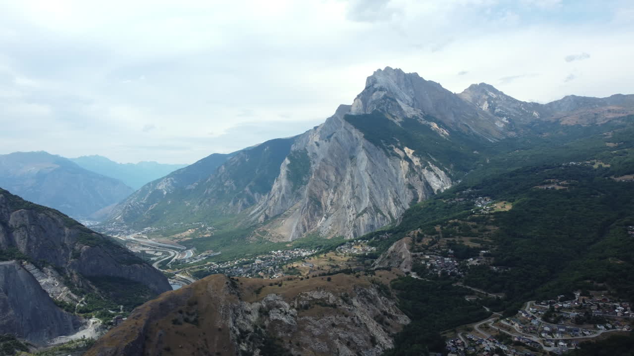 마을 과 함께 산 계곡 의 공중 사진